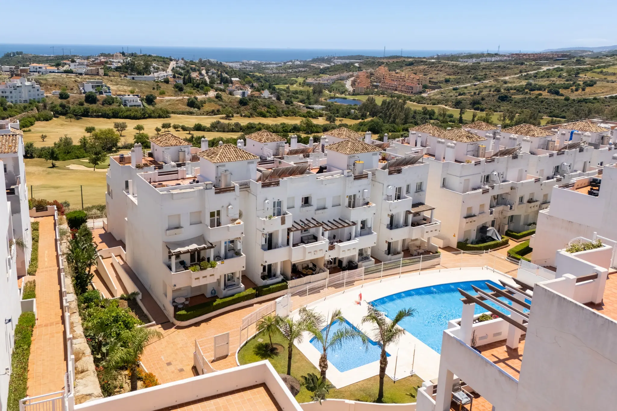 Duplex avec terrasse et vue sur le golf à Valle Romano, Estepona