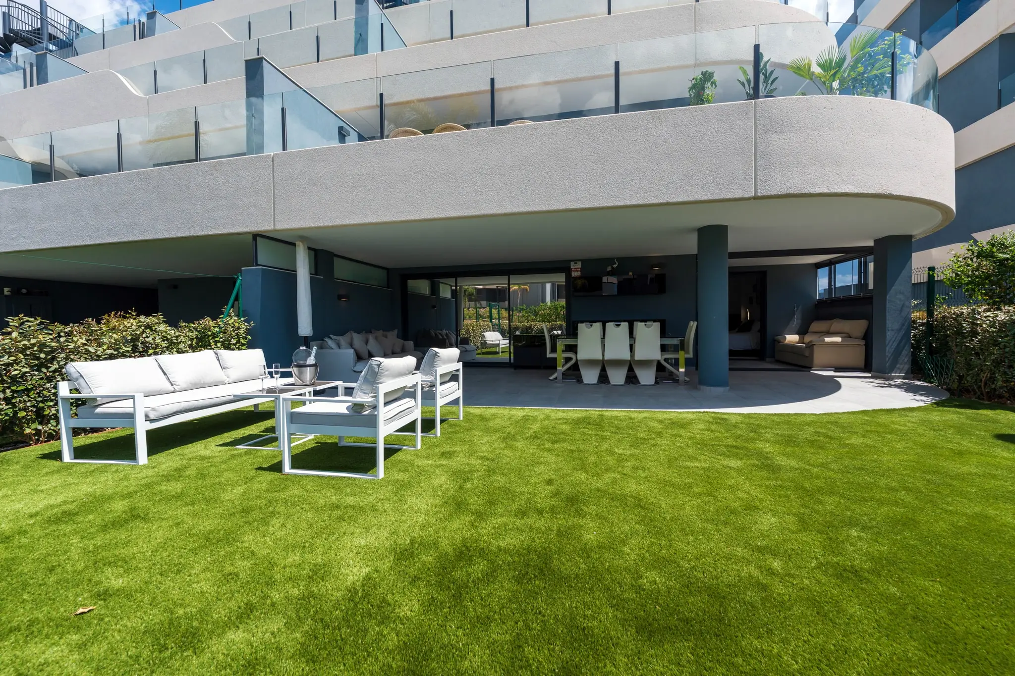 Rez-de-chaussée d'angle avec jardin privé à Selwo, Estepona