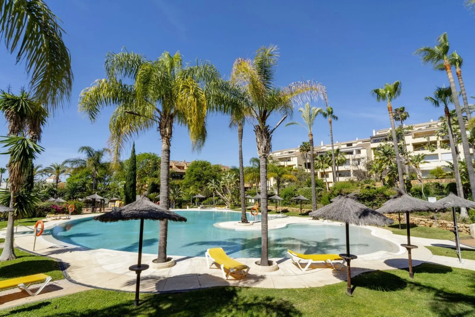 Apartamento bajo en Bahía de Marbella, Marbella