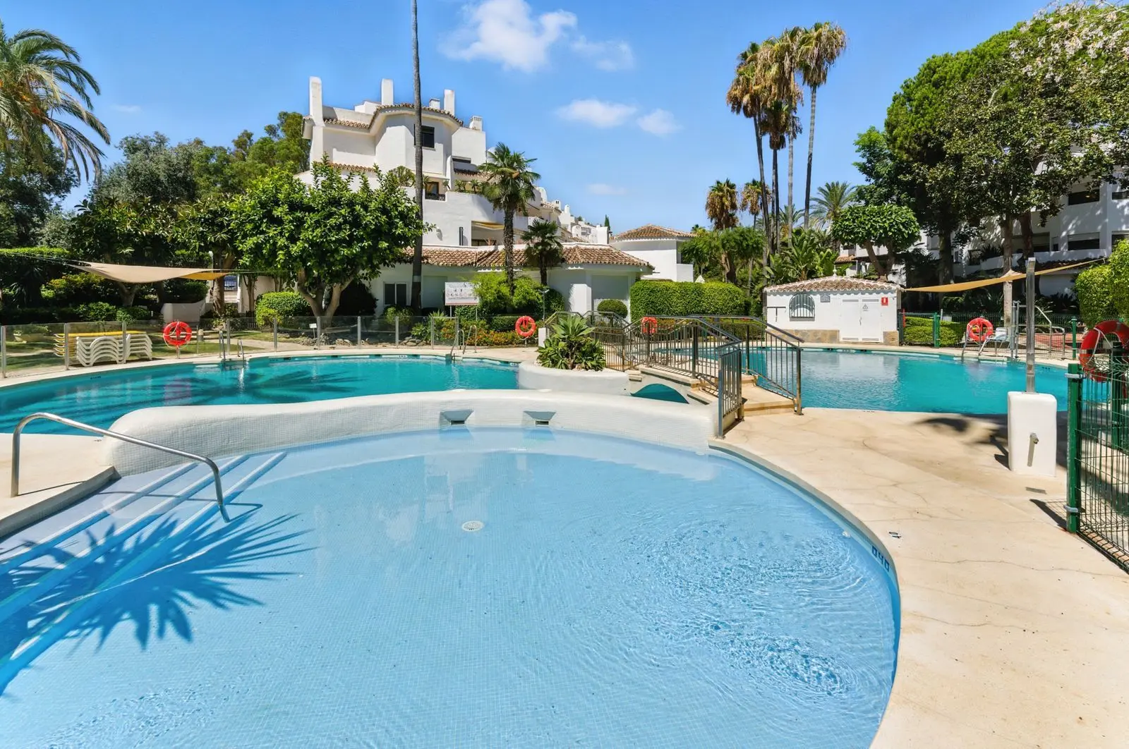 Apartamento bajo en Elviria, Marbella