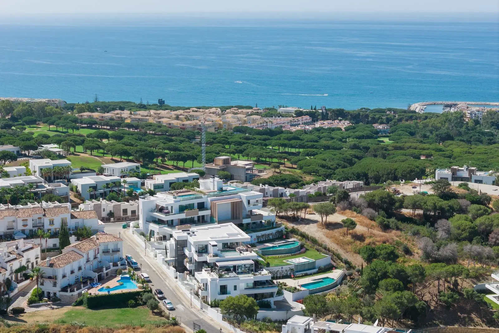 Apartamento bajo en Cabopino, Marbella
