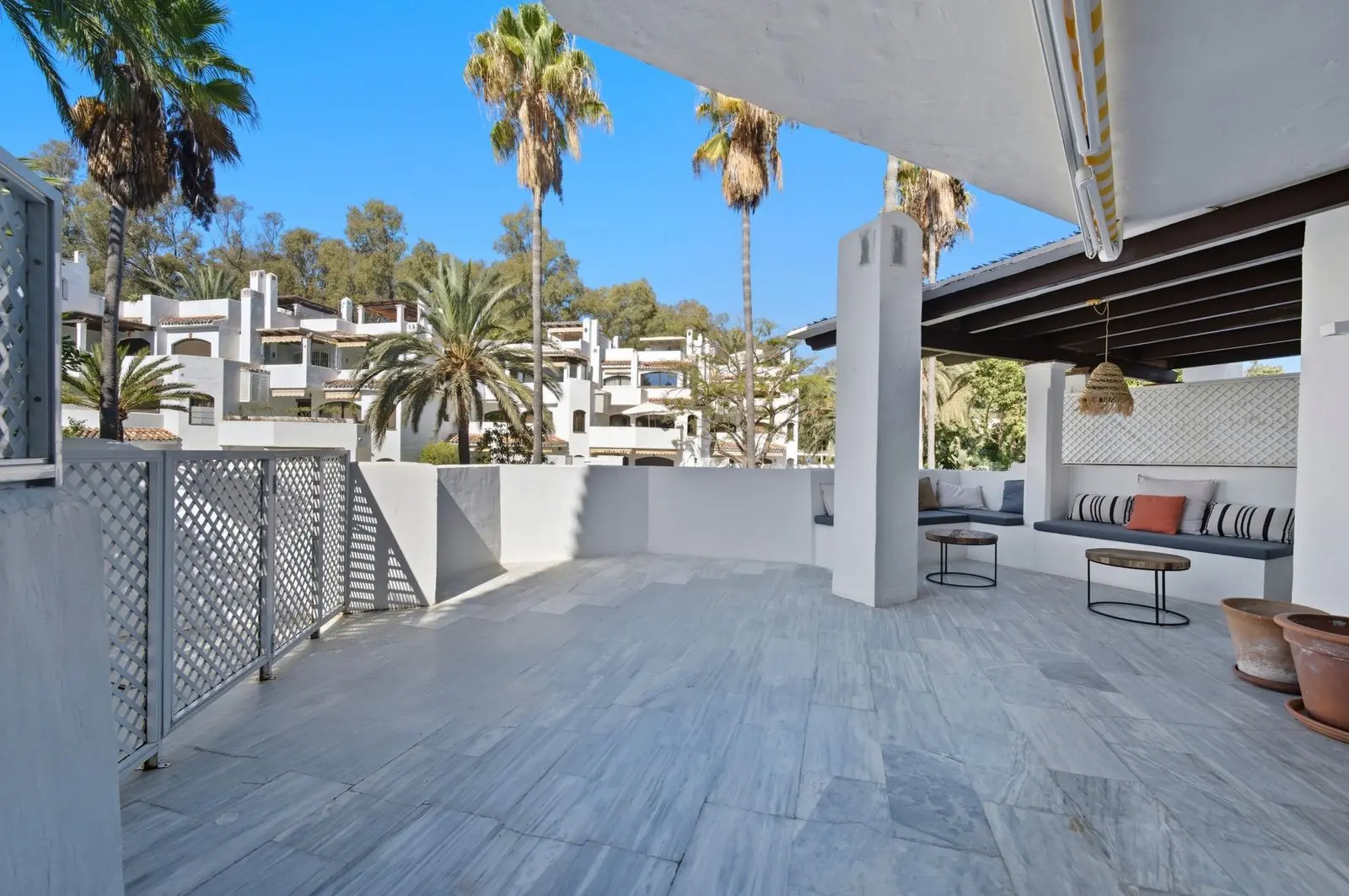 Apartamento bajo en Elviria, Marbella