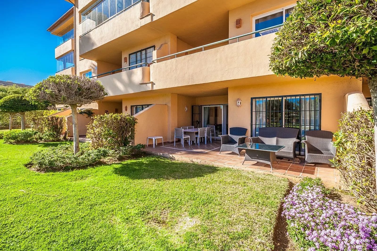 Apartamento bajo en Elviria, Marbella