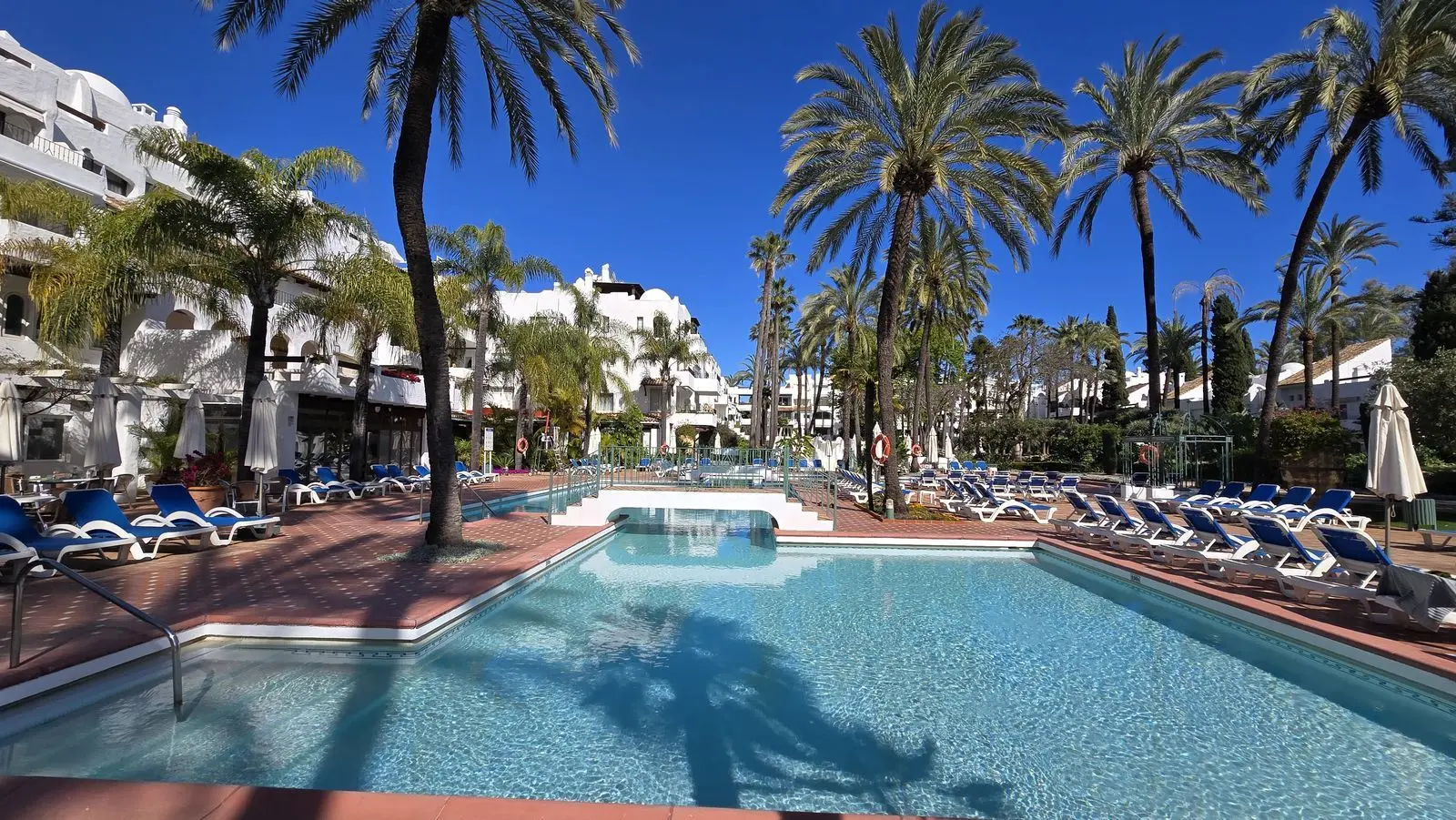 Apartamento bajo en Puerto Banús, Marbella
