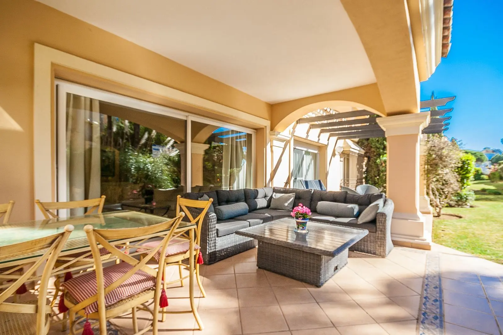 Apartamento bajo en Elviria, Marbella
