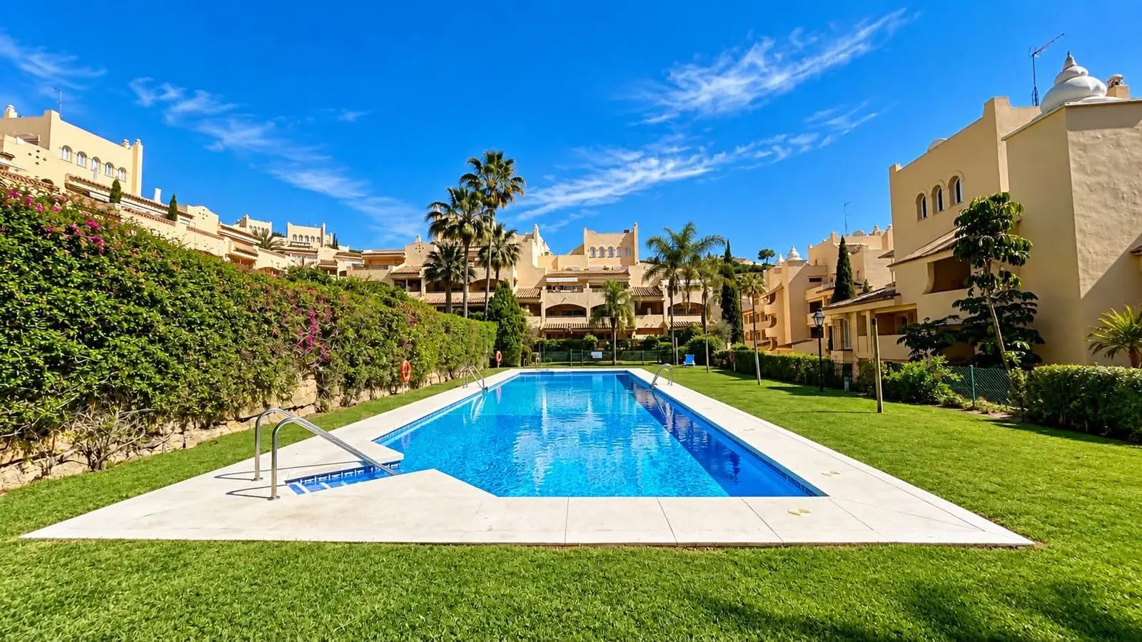 Apartamento bajo en Elviria, Marbella