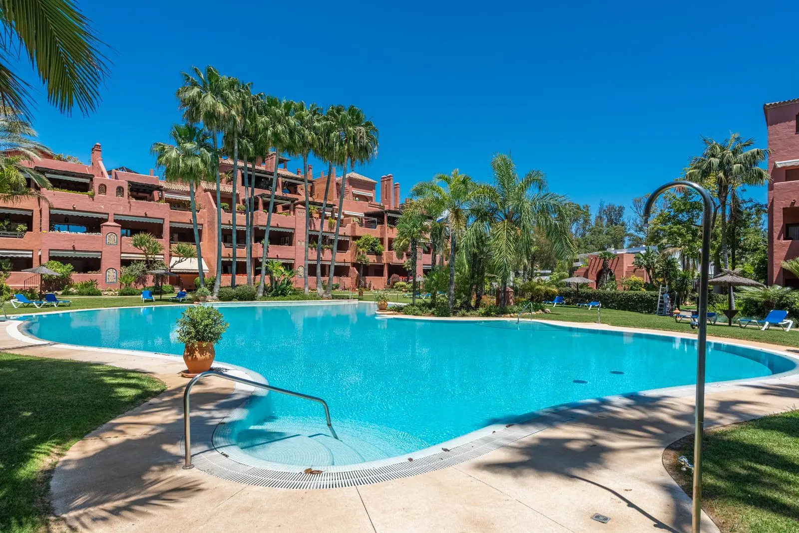 Apartamento bajo en Guadalmina Baja, Marbella