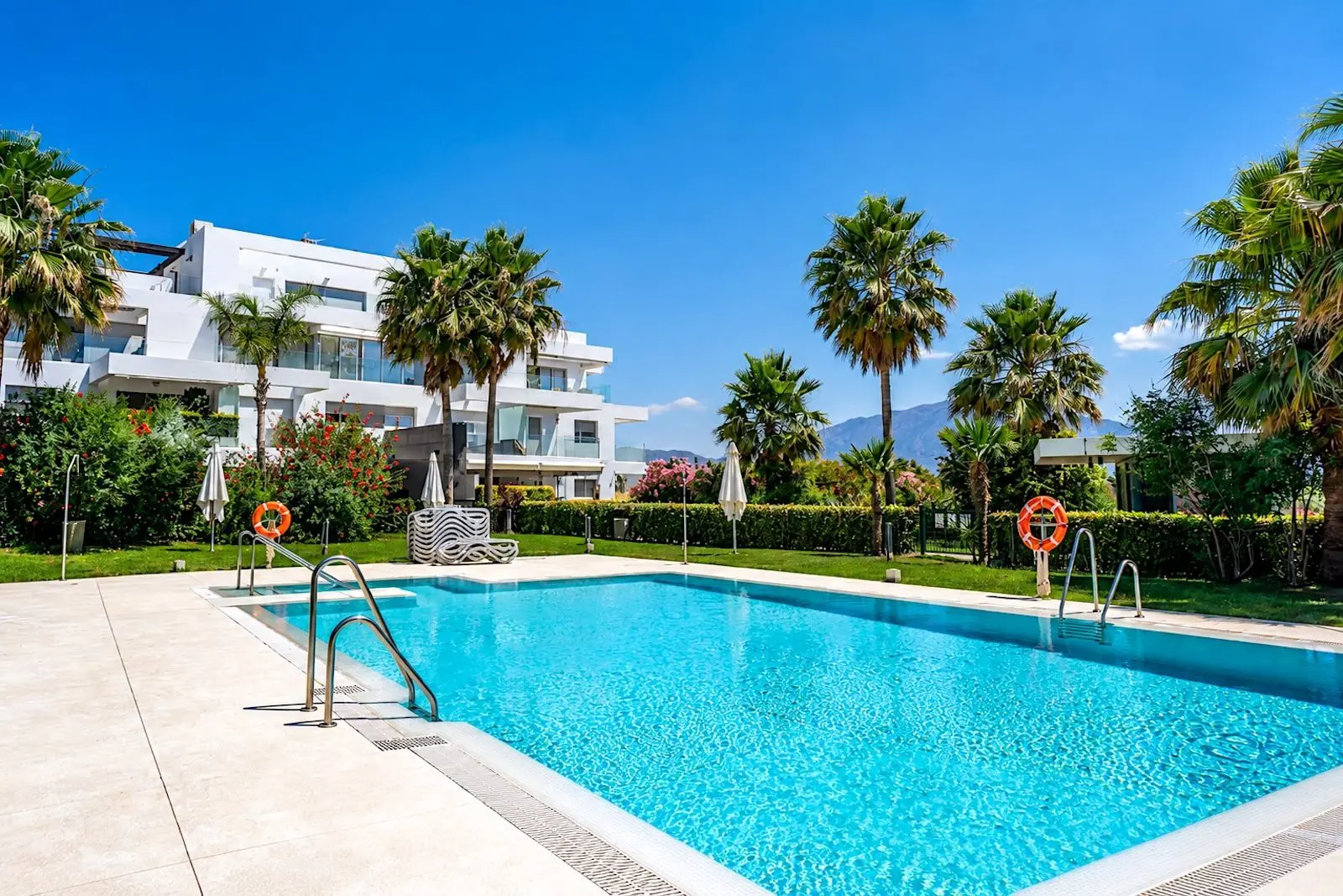 Apartamento bajo en Atalaya, Estepona