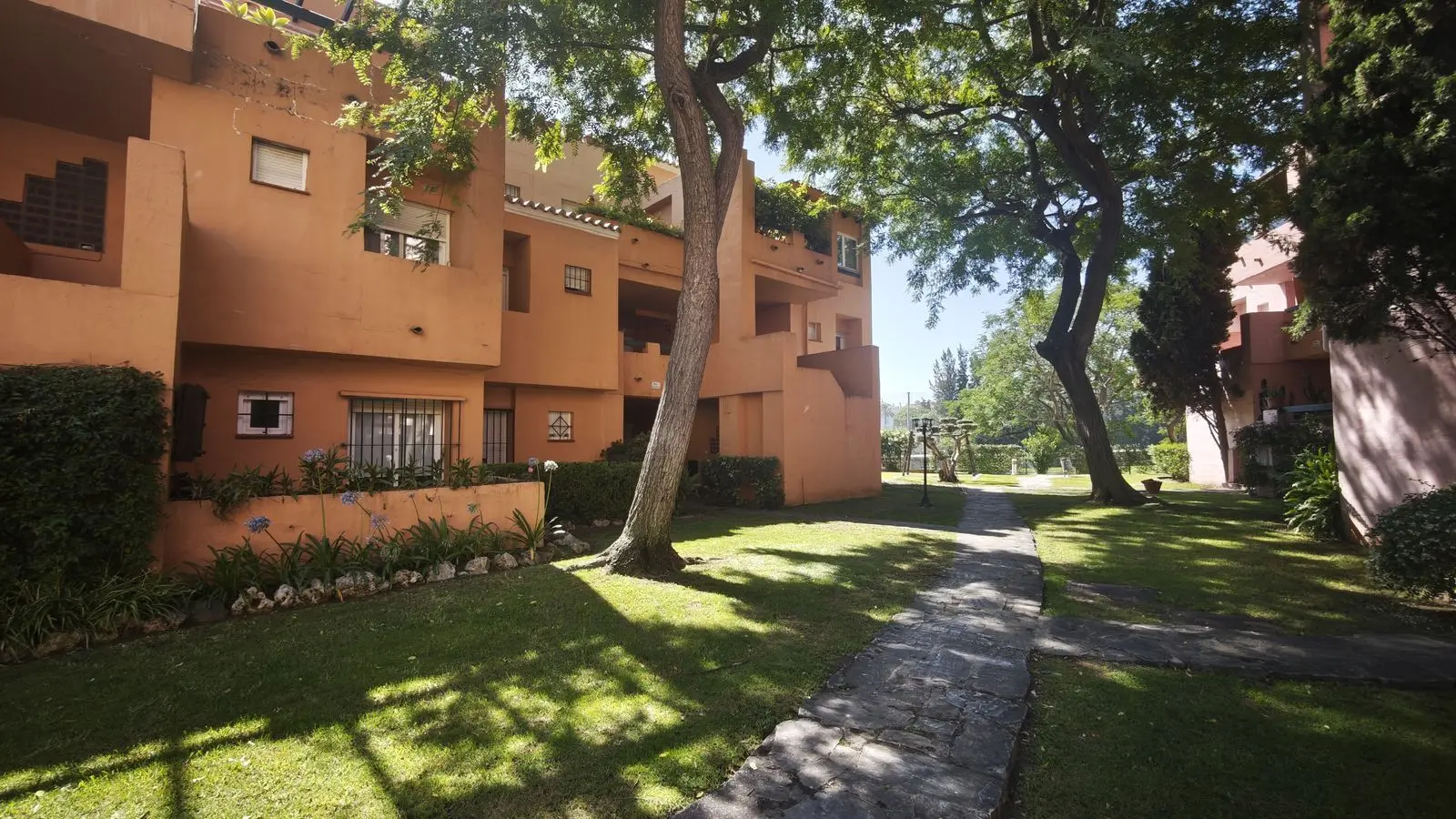 Apartamento bajo en Guadalmina Alta, Marbella