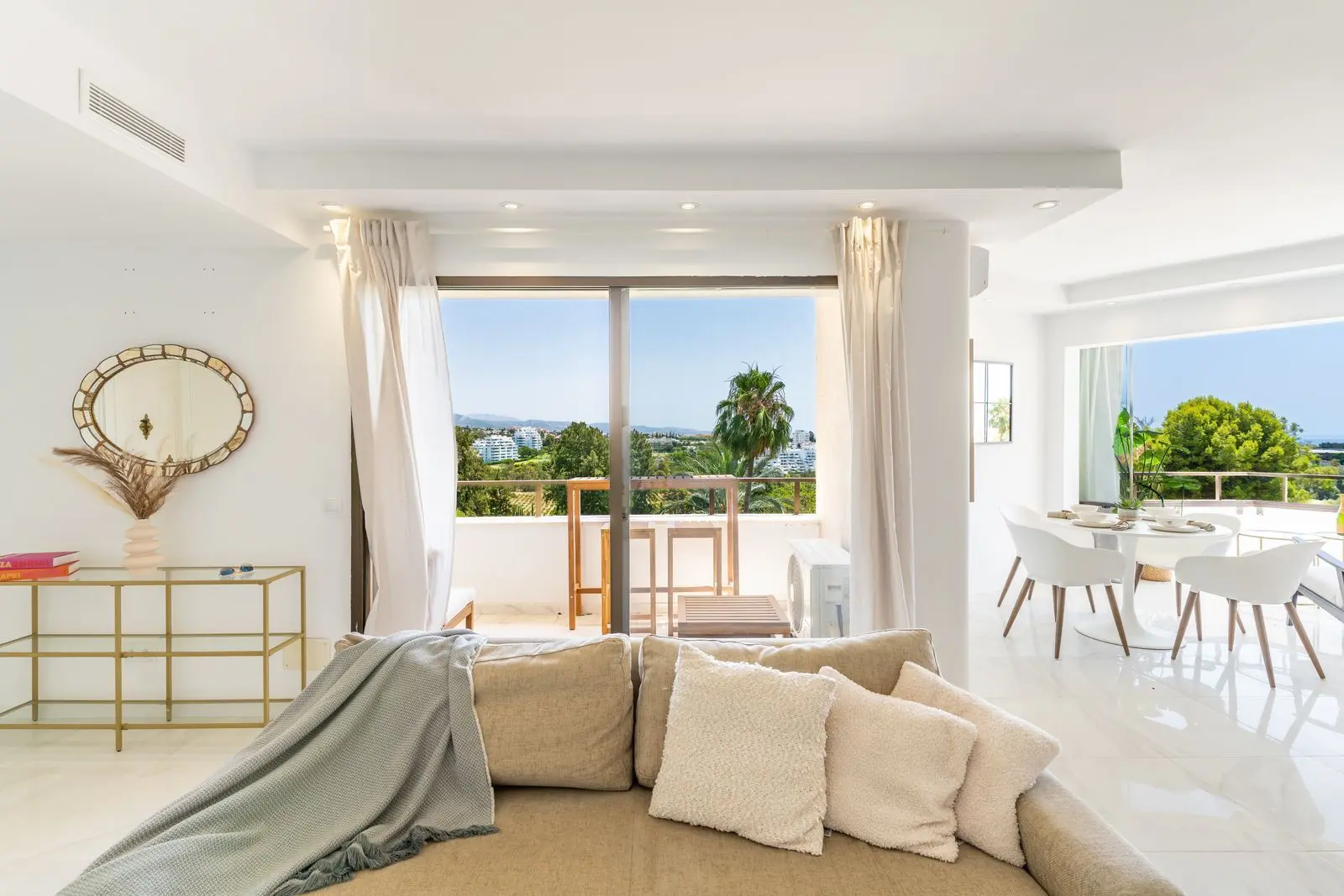 Apartamento bajo en Atalaya, Estepona