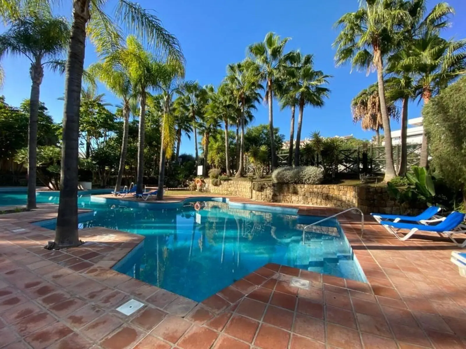 Apartamento bajo en Atalaya, Estepona