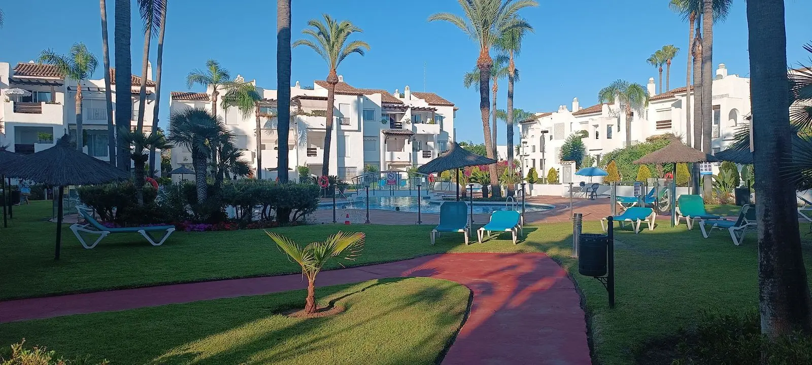 Apartamento bajo en Costalita, Estepona