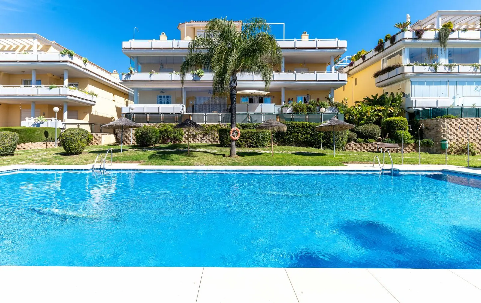 Apartamento bajo en Cabopino, Marbella