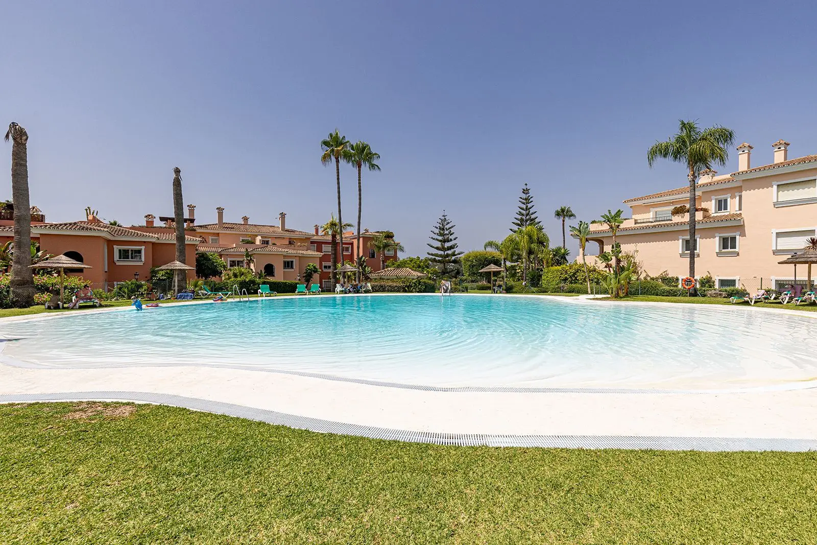 Apartamento bajo en Estepona
