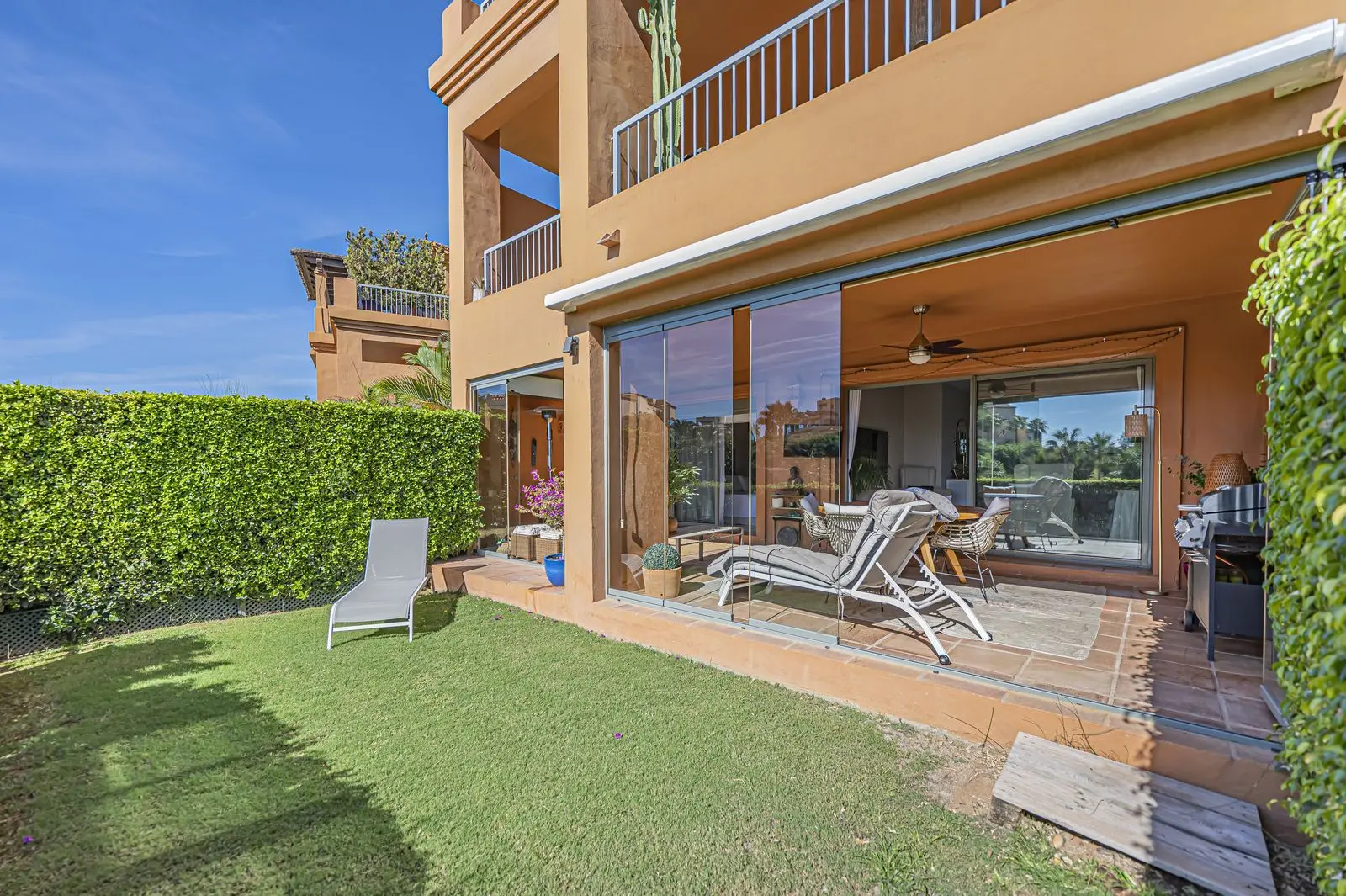 Apartamento bajo en Atalaya, Estepona