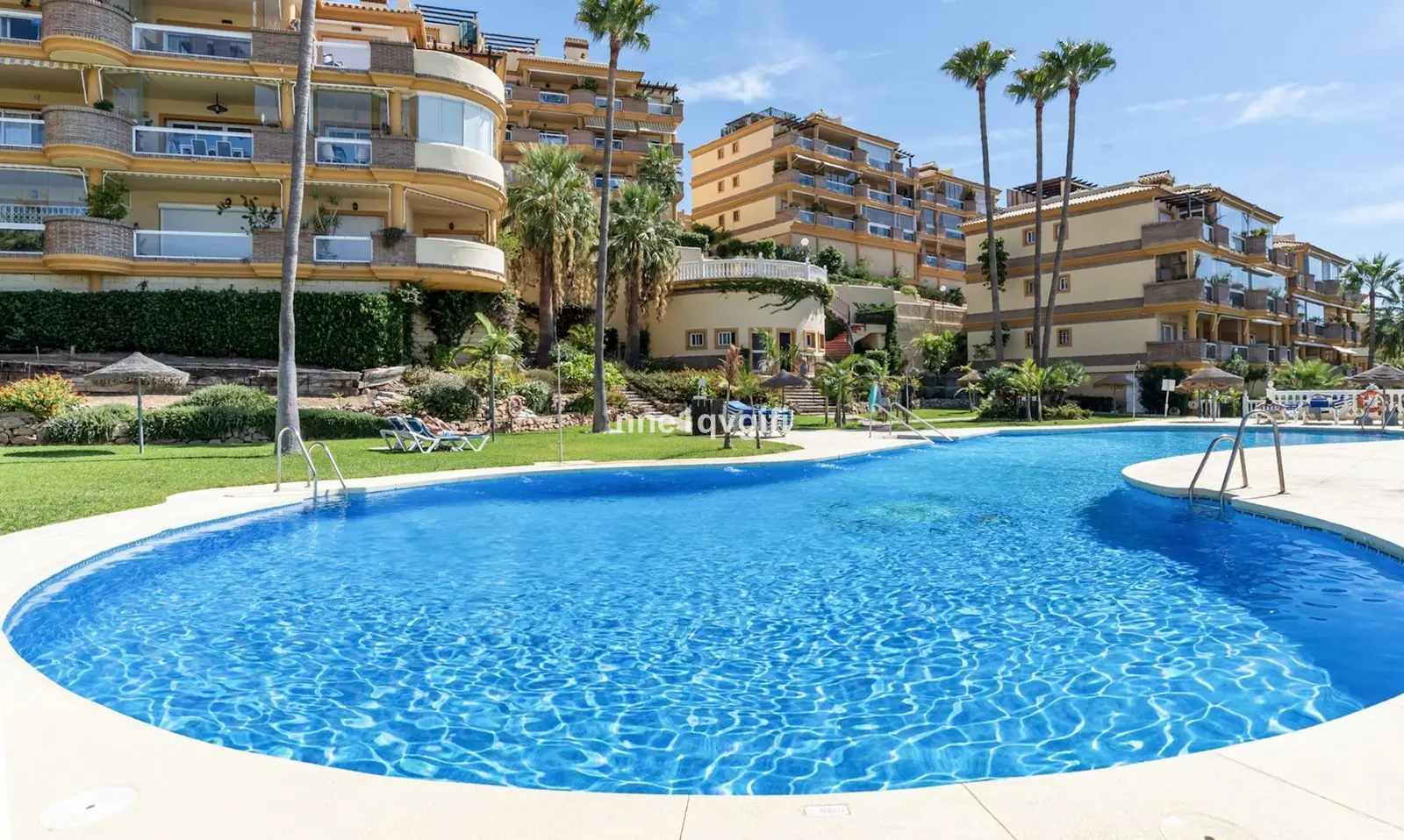 Apartamento bajo en Calahonda, Mijas