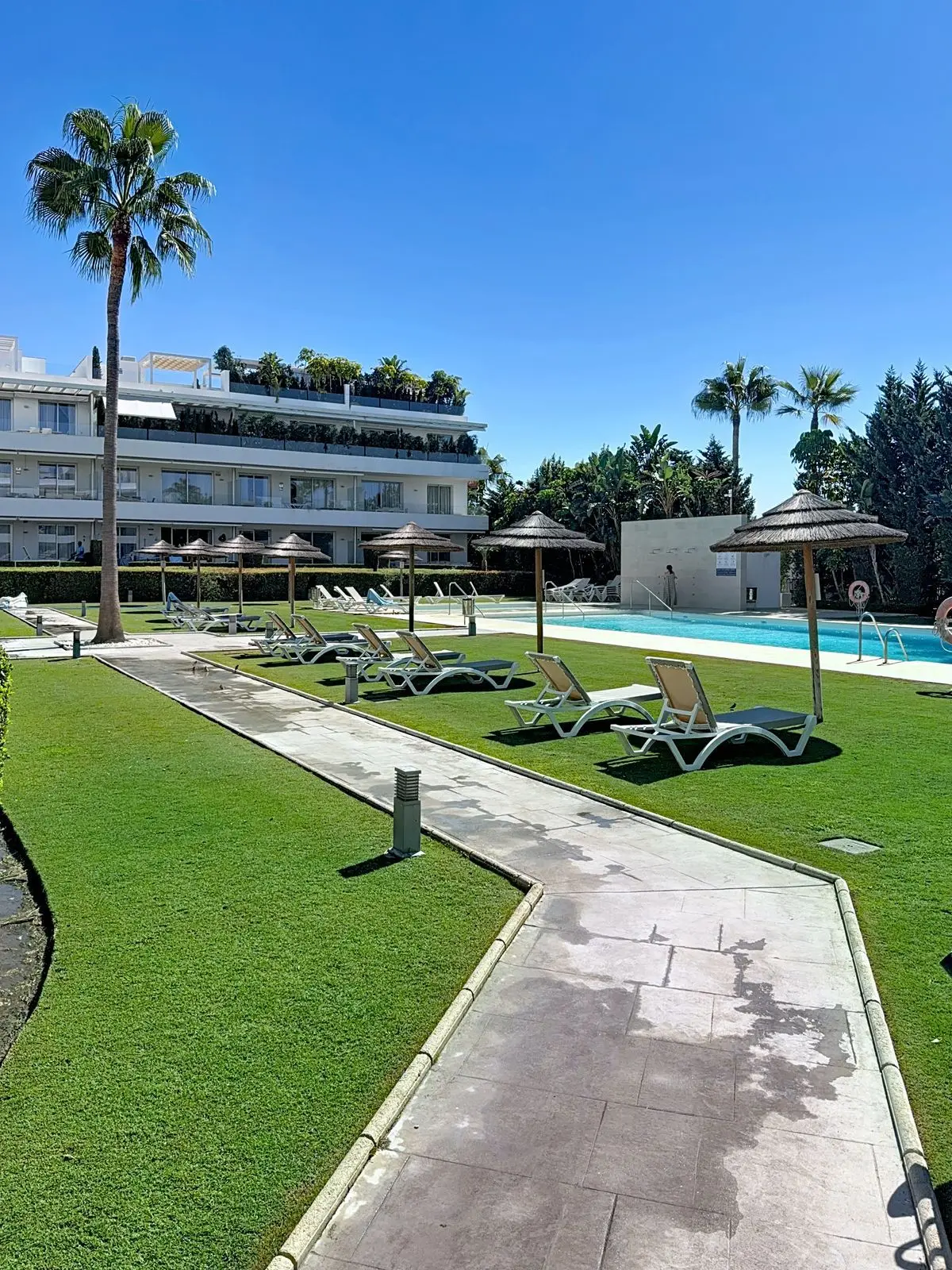 Apartamento bajo en Bel Air, Estepona