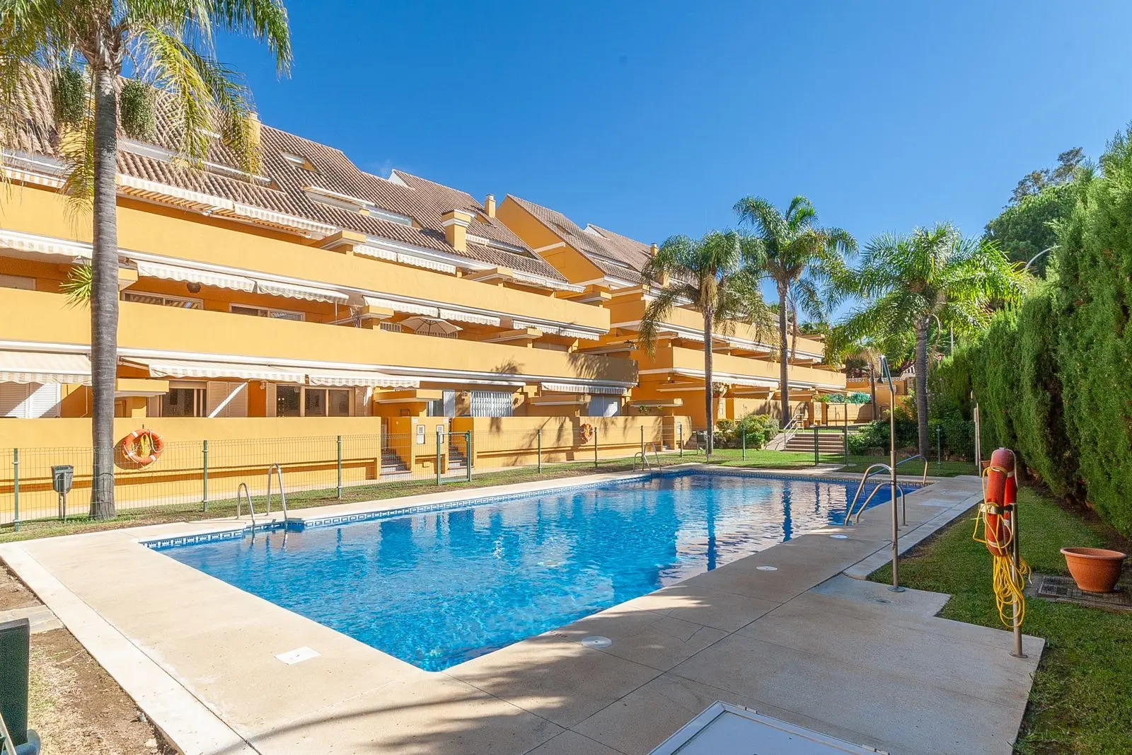 Apartamento bajo en Elviria, Marbella