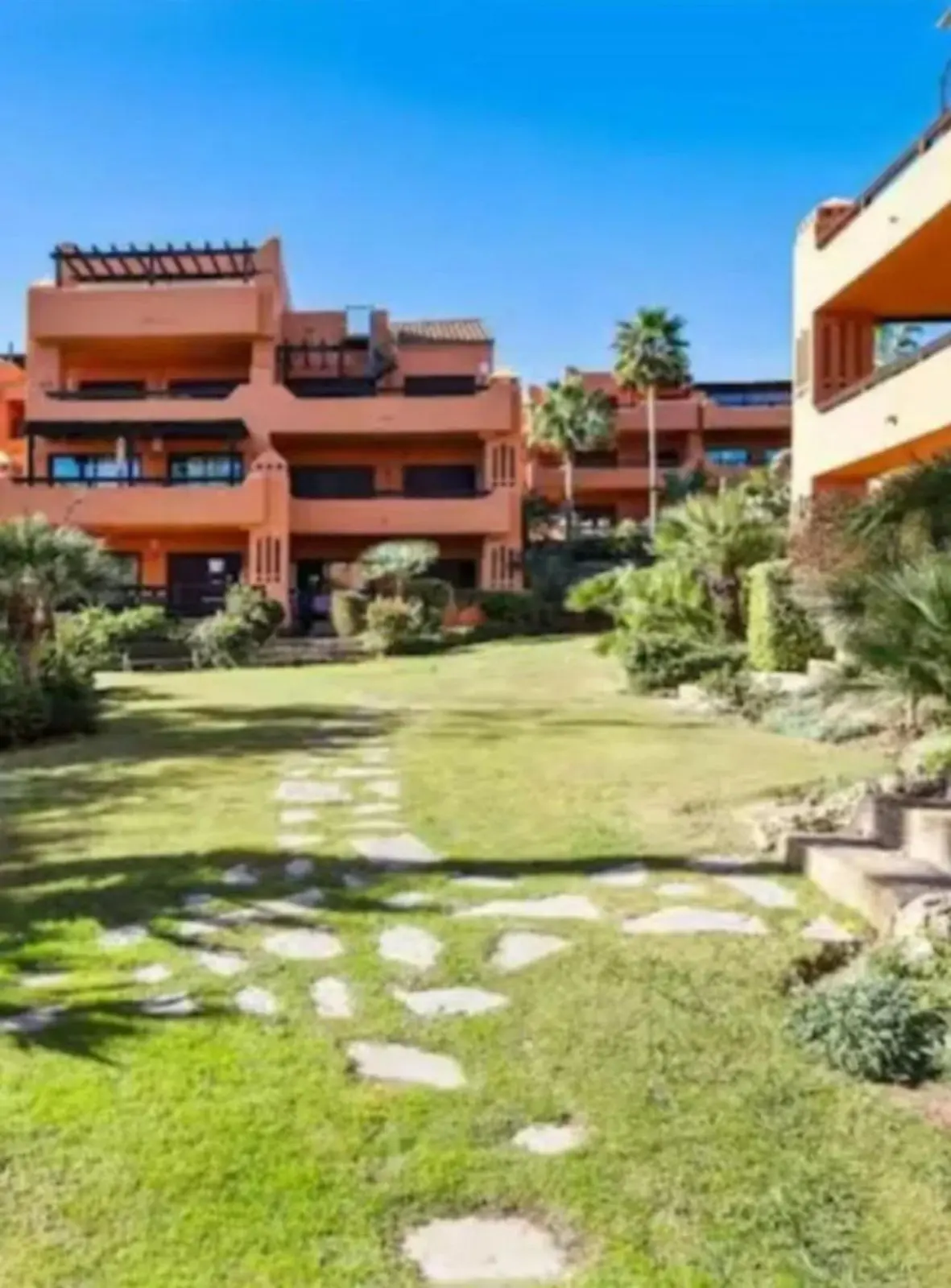 Apartamento bajo en Estepona