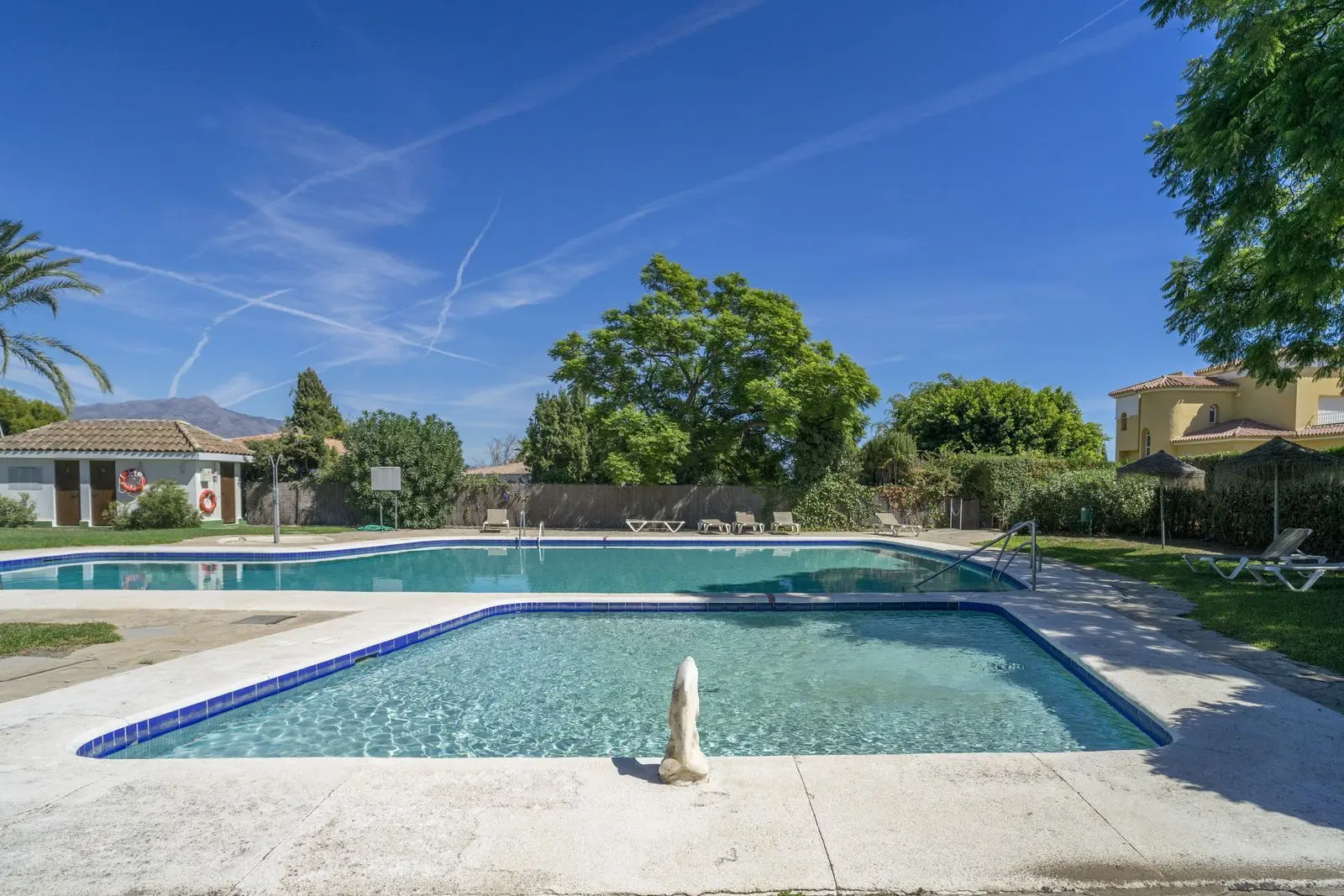 Apartamento bajo en Atalaya, Estepona