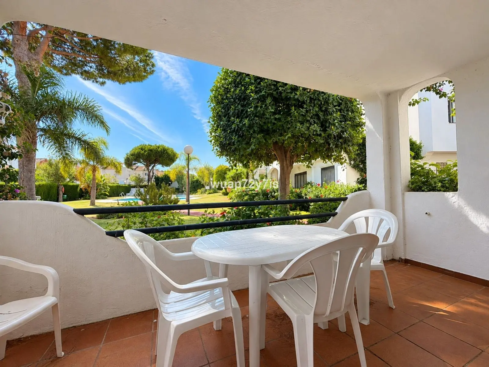 Apartamento bajo en Costalita, Estepona