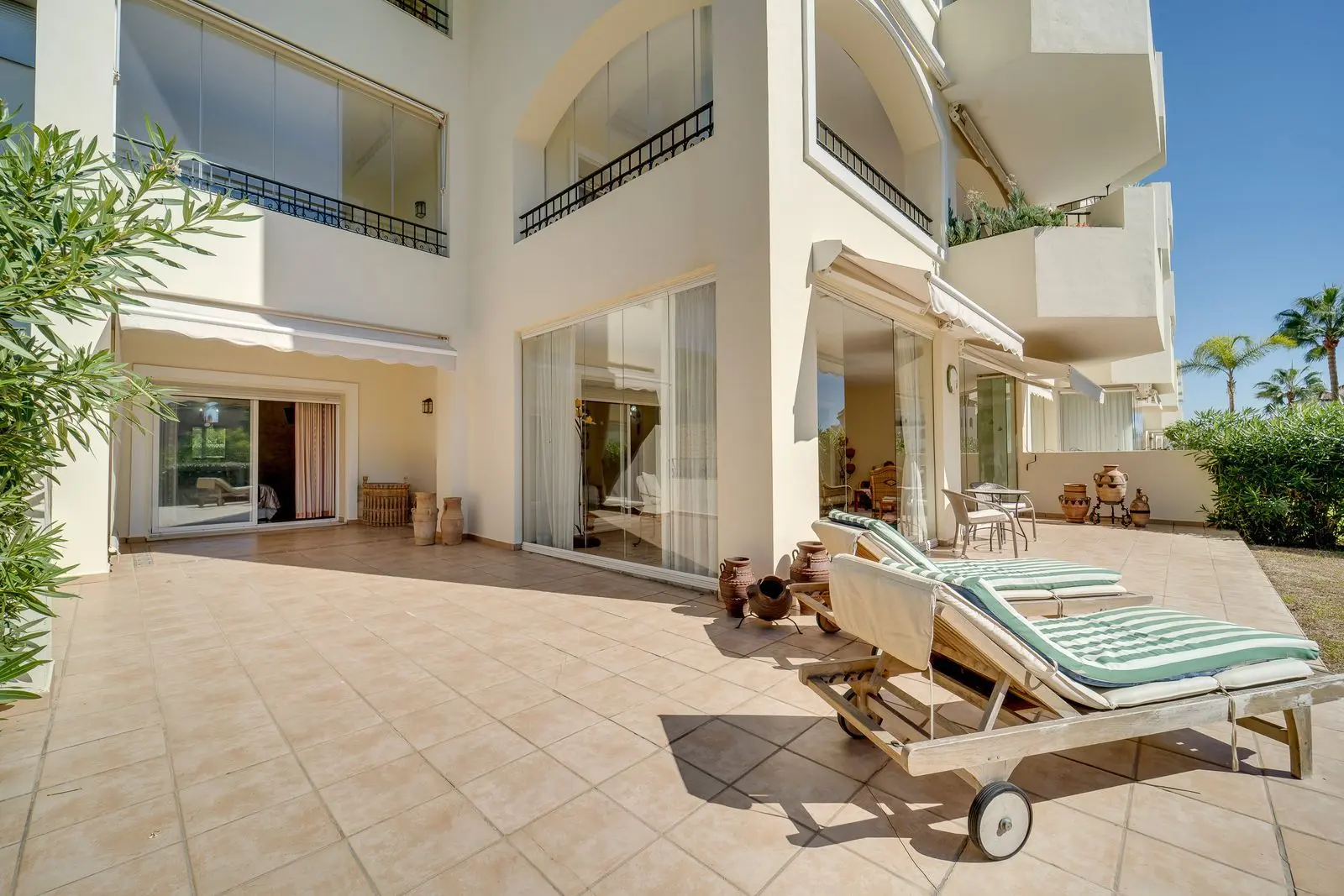 Apartamento bajo en Elviria, Marbella