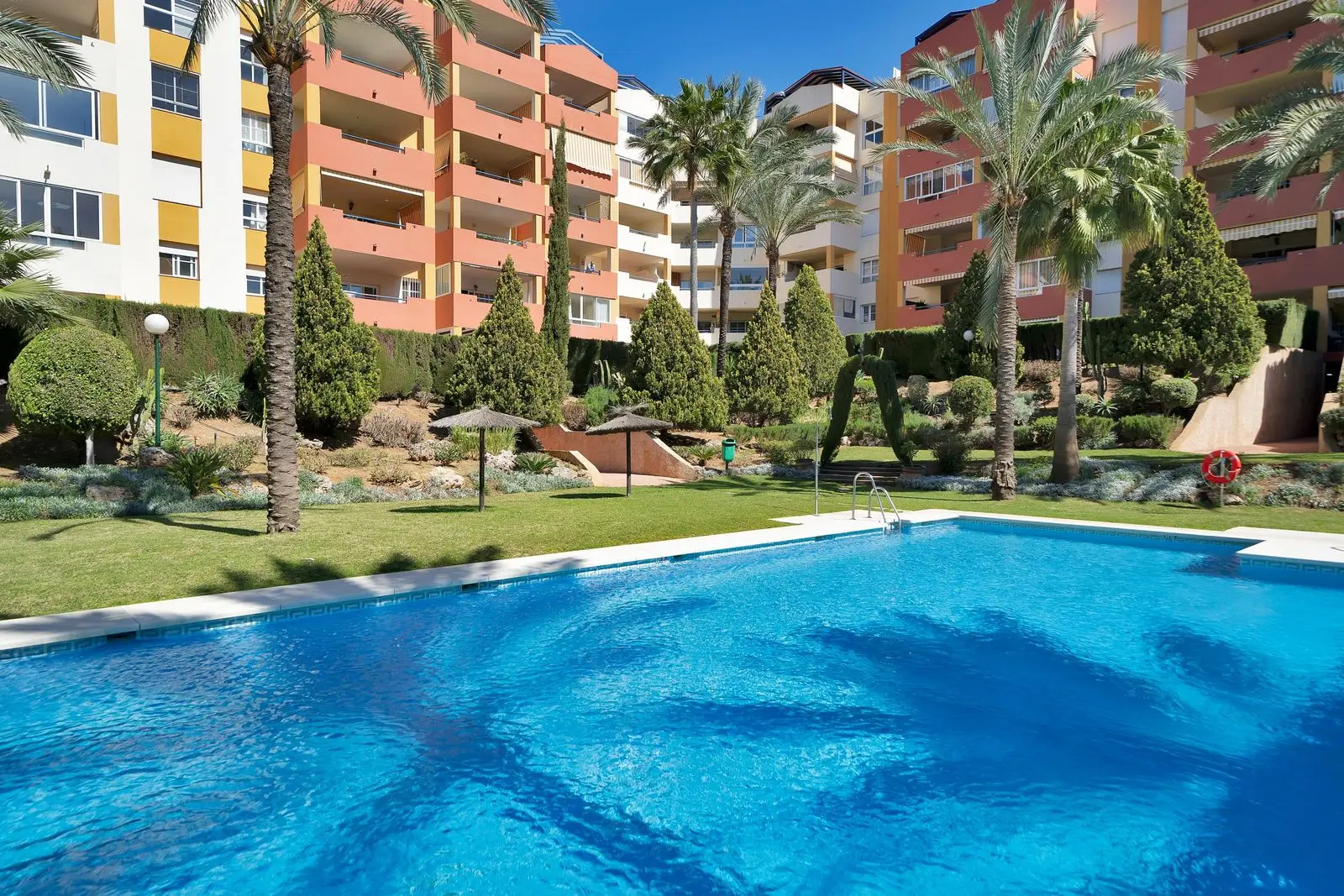 Apartamento bajo en Estepona