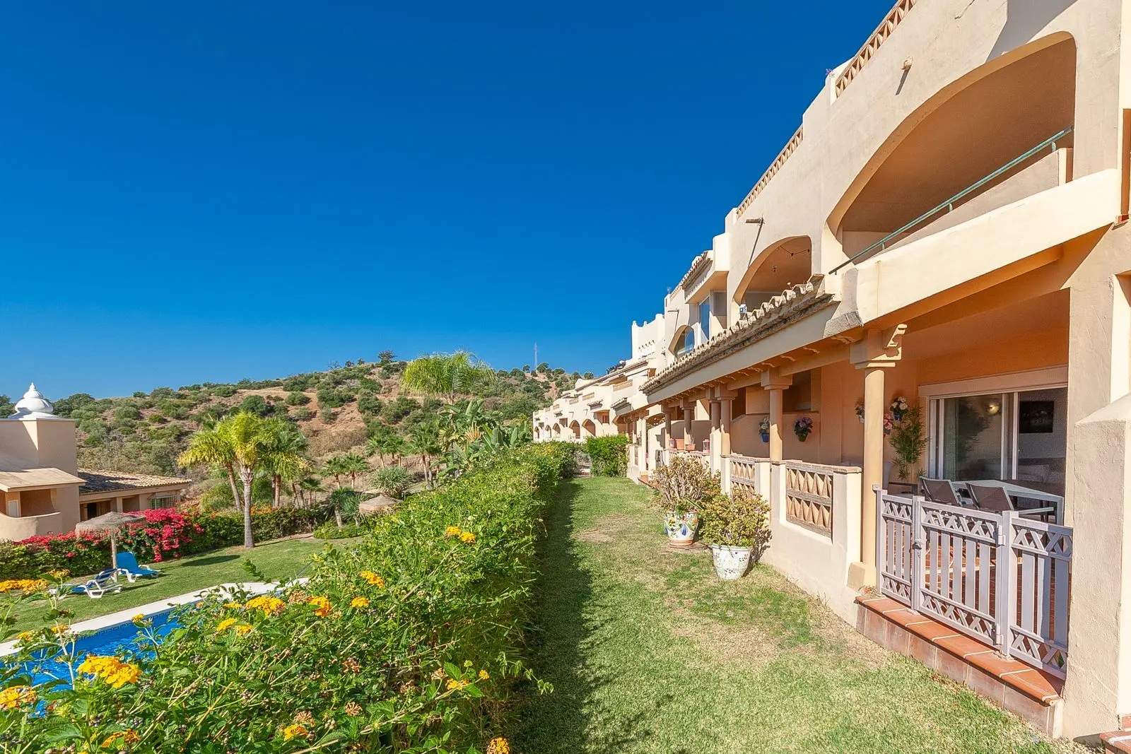 Apartamento bajo en Elviria, Marbella