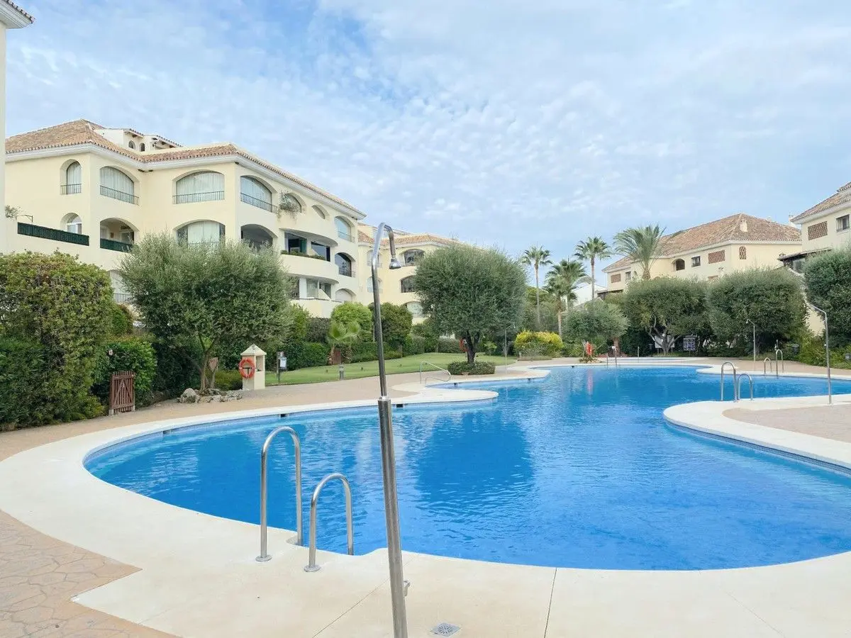 Apartamento bajo en Bahía de Marbella, Marbella
