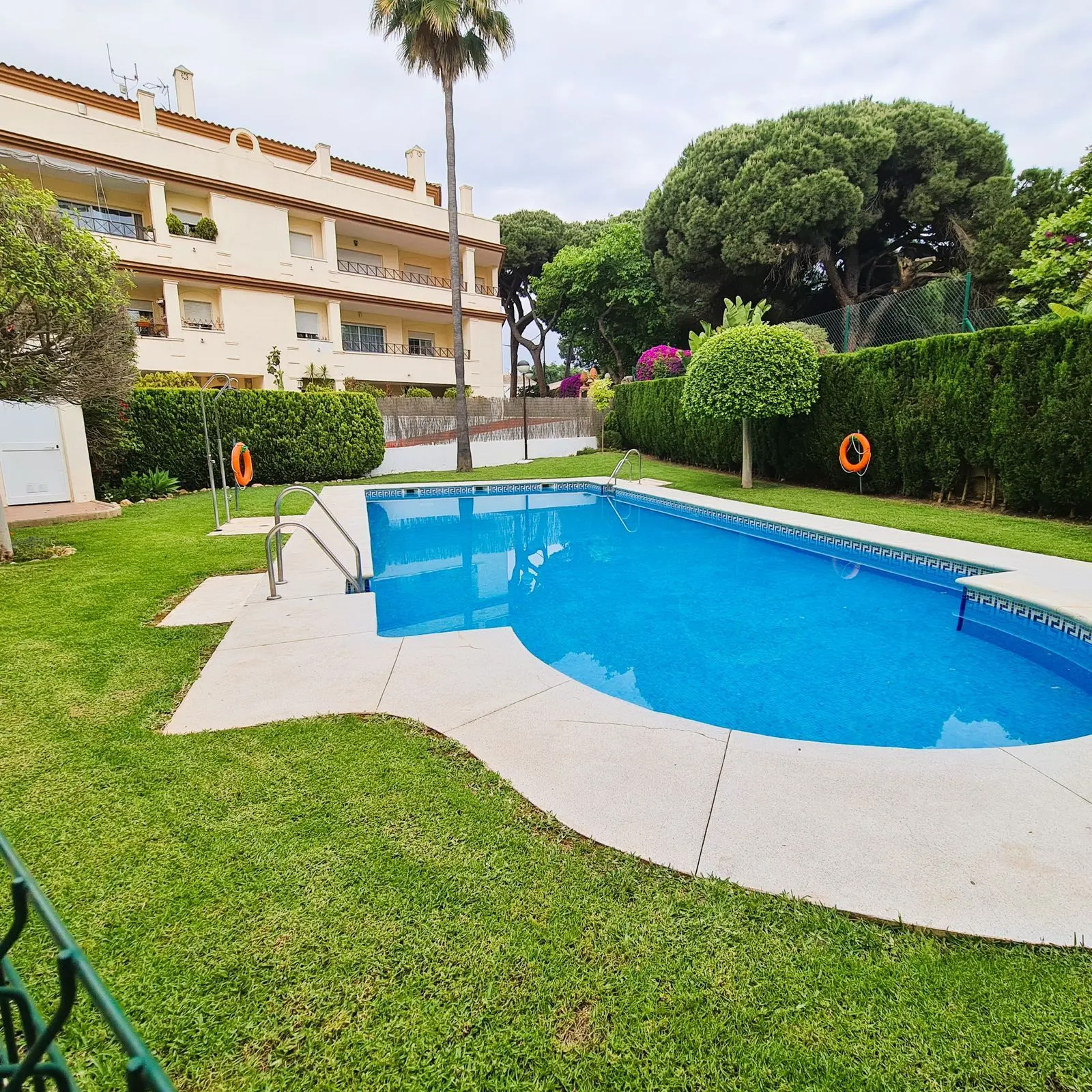 Apartamento bajo en Elviria, Marbella